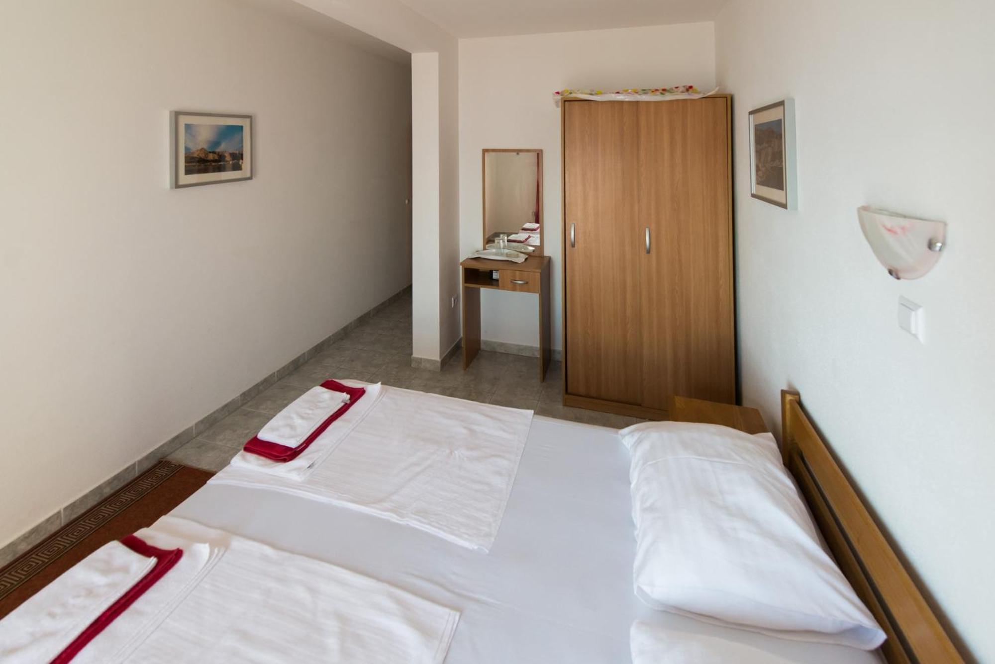 Bed And Breakfast Pero 3 Min Walk To The Beach Lokva Rogoznica Luaran gambar